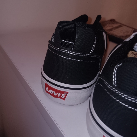 These are levis shoes - Picture 3 of 4